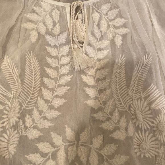 Anthropologie women’s white flowy top with floral details size medium - Picture 3 of 6